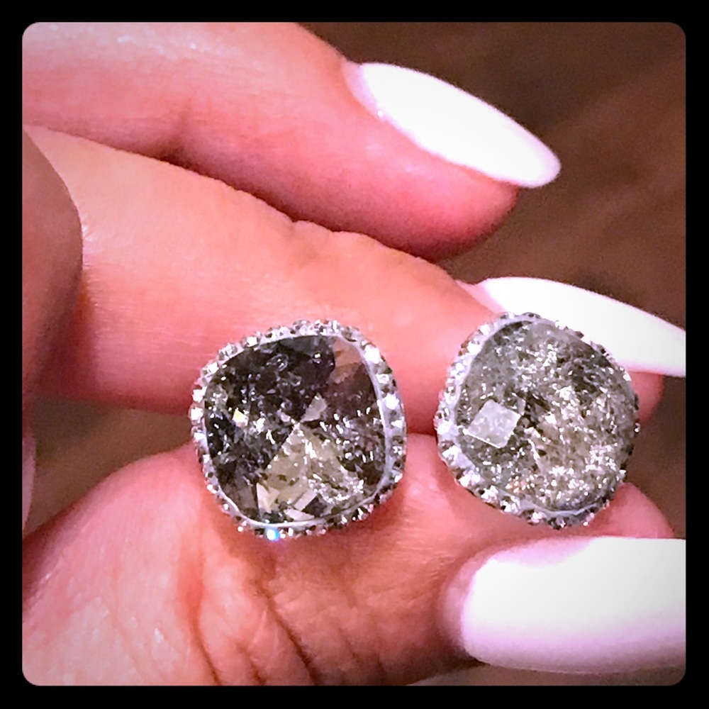 Gorgeous stud earrings !